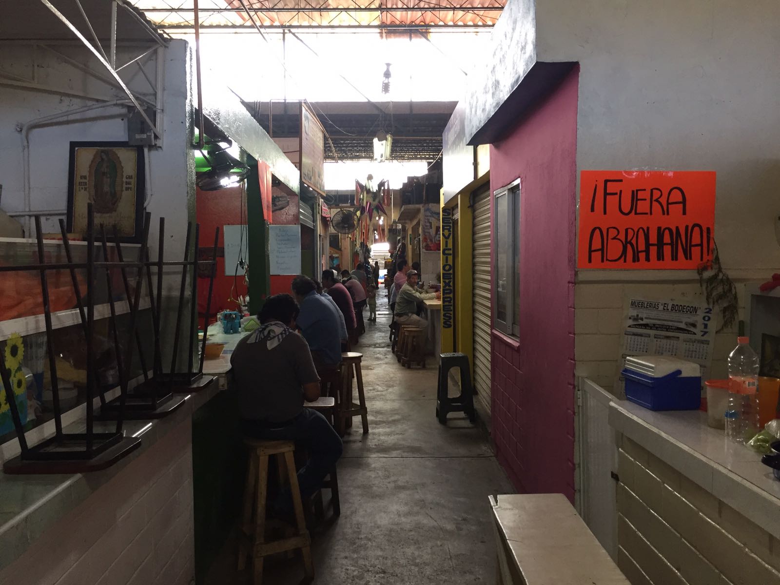 Locatarios del mercado Puerto México esperan rehabilitación de red eléctrica