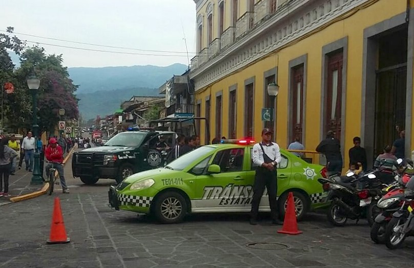 Ayuntamiento ordena operativo para desalojar comerciantes ambulantes en centro de Coatepec