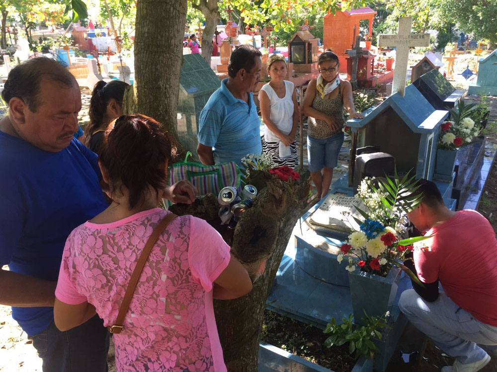 Familias de Coatzacoalcos acuden a los panteones en el día del padre