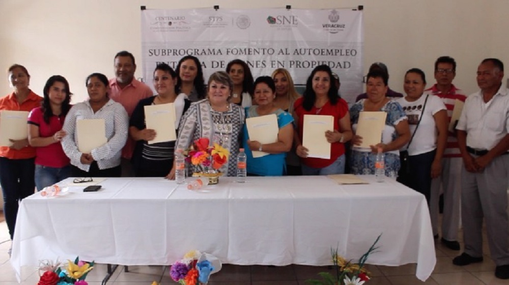SNE en Veracruz entrega actas de bienes en propiedad a emprendedores de Pánuco