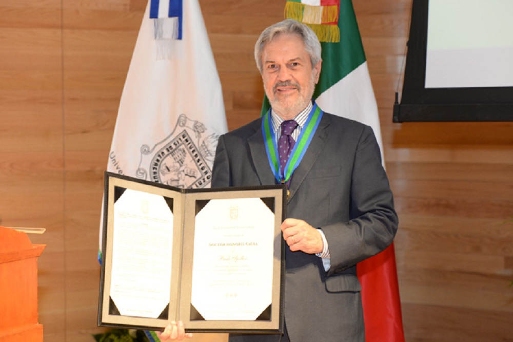 Speller recibió Honoris Causa de la UV y reivindicó a la universidad pública