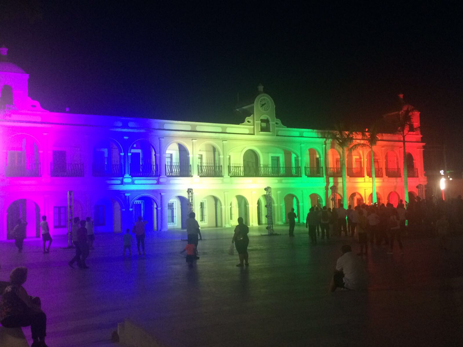 Iluminan palacio municipal de Boca del Río de colores de la diversidad sexual