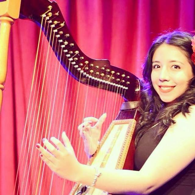Paullete Santiago, xalapeña que lleva la magia del arpa al mundo