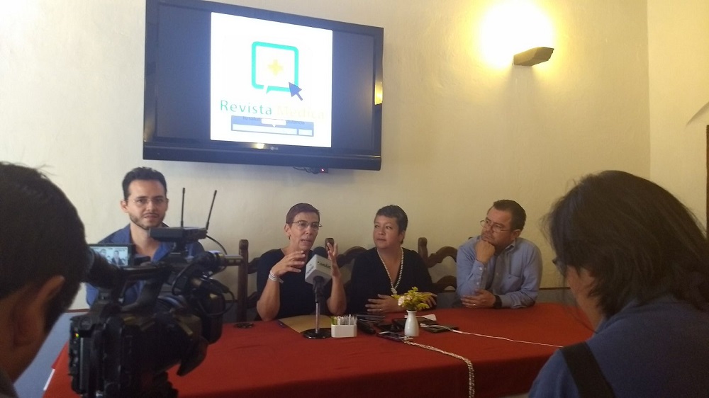 Periodistas xalapeños promueven «Revista Médica»