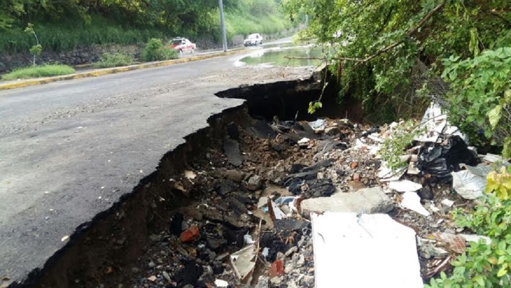 Se forma socavón que pone en riesgo a transeúntes en céntrica colonia de Veracruz