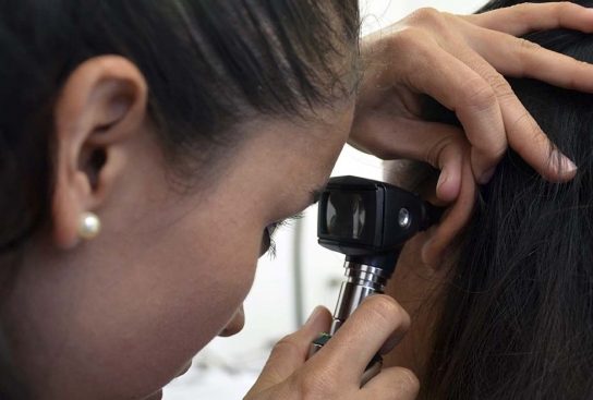 Salud de Puebla recomienda una valoración auditiva cada año