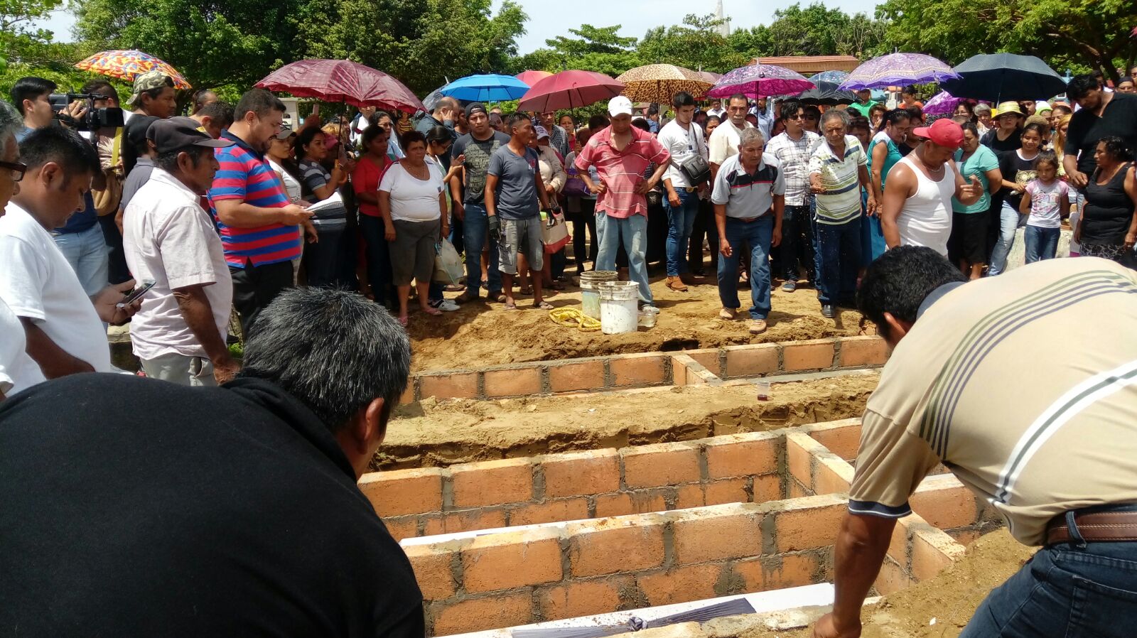 Sepultan a familia acribillada en Coatzacoalcos