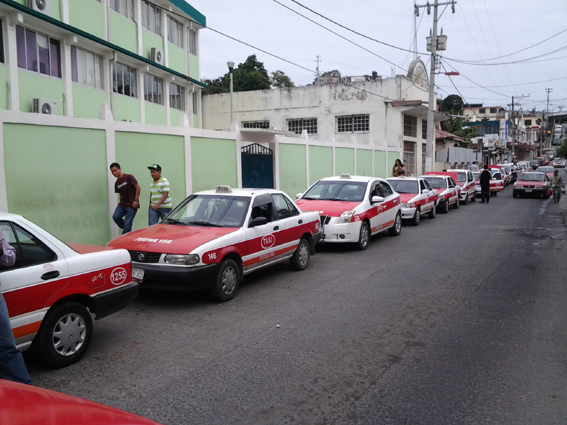 Cierre de ciclo escolar afecta a comerciantes y transportistas de Tuxpan