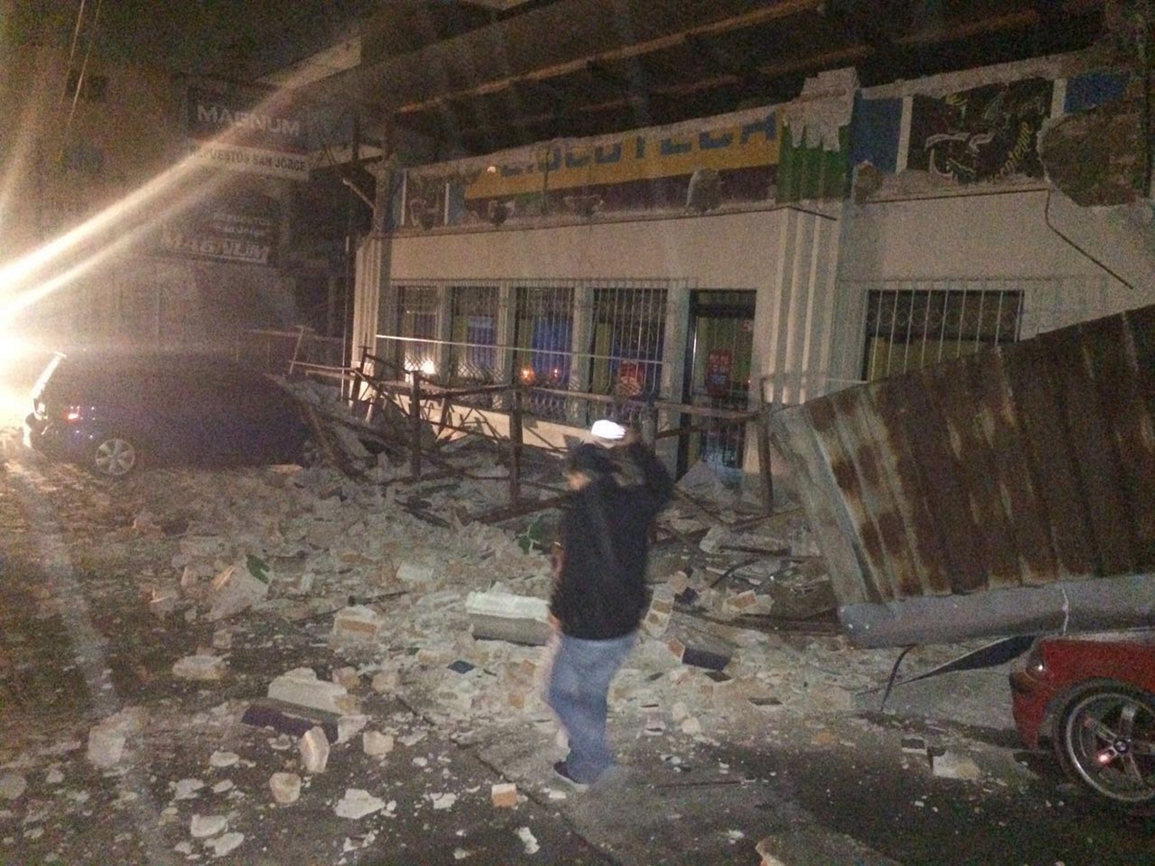 Sube a cinco número de fallecidos por sismo en Guatemala