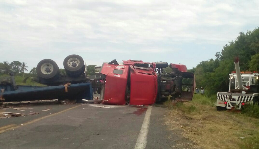 Vuelca tráiler en la carretera federal Matamoros-Puerto Juárez