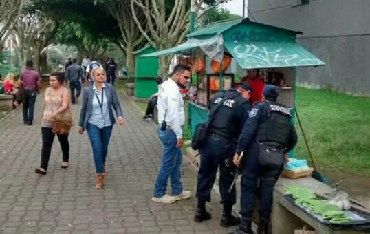 En operativo, ayuntamiento de Xalapa retira autos maceta y casetas