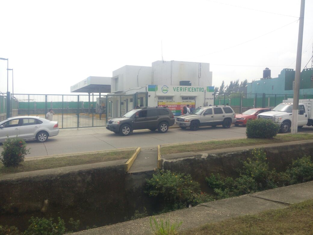Tormenta daña sistema de verificentro de Coatzacoalcos; vehículos a la espera de ser atendidos