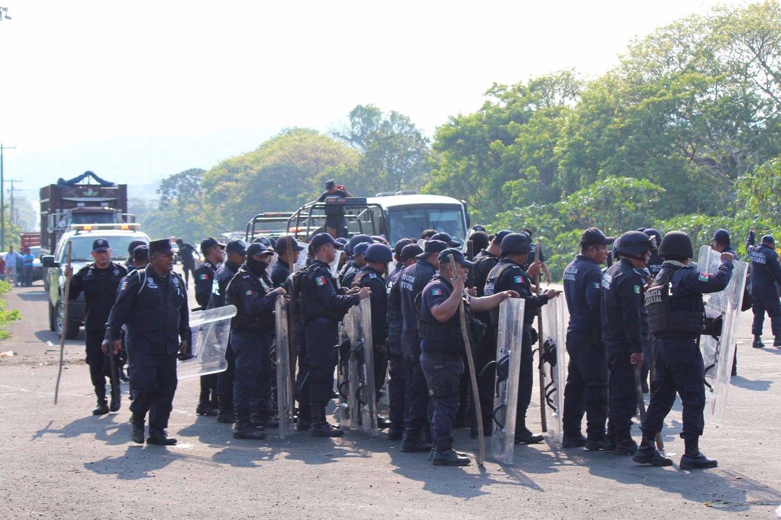 Desaloja Policía Estatal a manifestantes que tenían bloqueada la carretera federal San Andrés Tuxtla-Catemaco