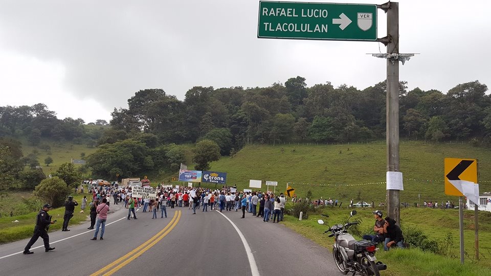 Violentos militantes de Morena bloquean la carretera federal Xalapa-México