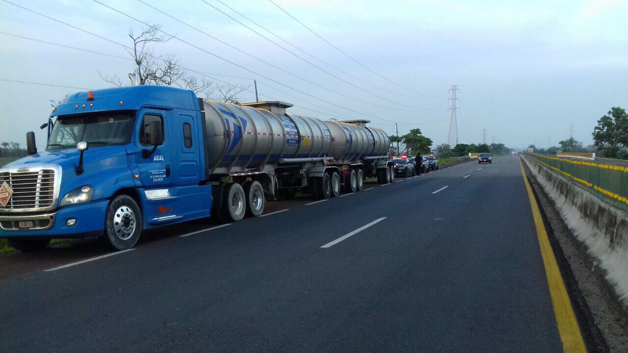 En el sur de Veracruz, PF frustra asalto de vehículo cargado con 62 mil litros de diésel