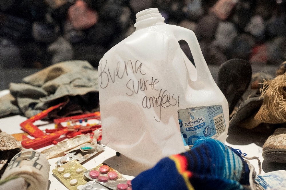 Exhiben en Nueva York esculturas creadas con objetos de migrantes