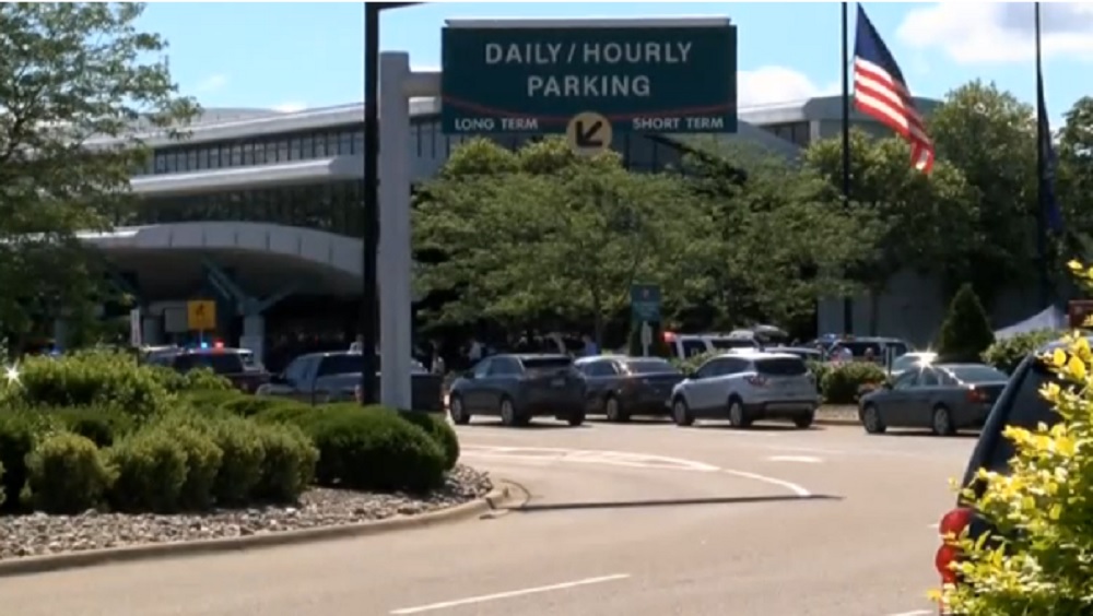 Evacúan aeropuerto en Michigan tras agresión a policía