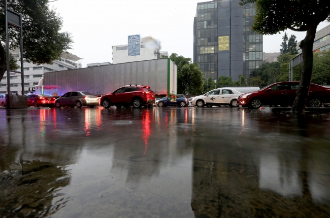 Autos varados en Reforma y circuito por lluvia de esta tarde; suspenden corridas del metro