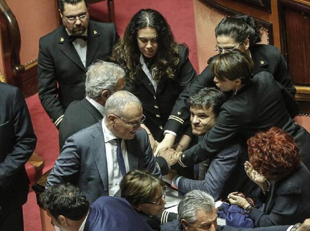 Ministra italiana es agredida en debate parlamentario