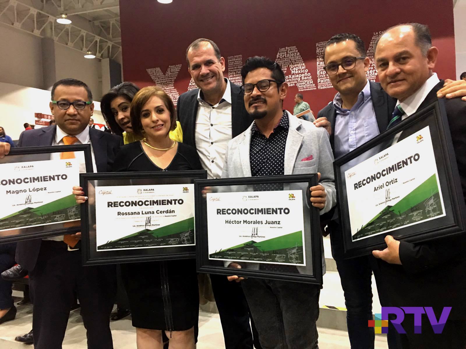 Reporteros de RTV reciben reconocimiento del Ayuntamiento de Xalapa, por su trayectoria