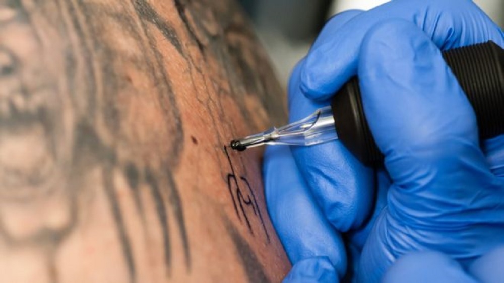 Tatuajes baratos, un peligro para la salud