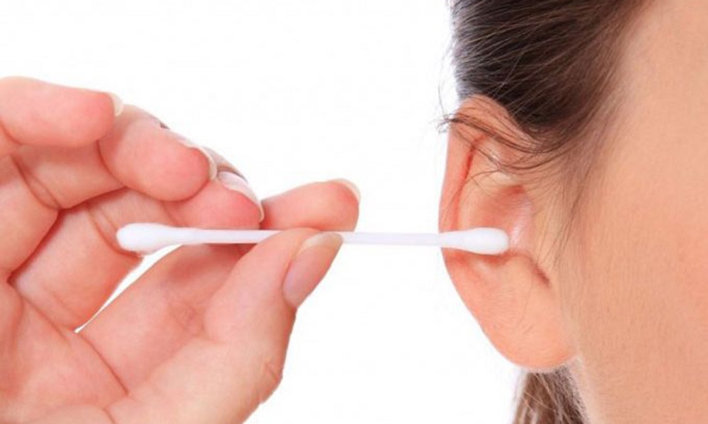 Uso de cotonetes o pasadores puede causar infecciones en los oídos