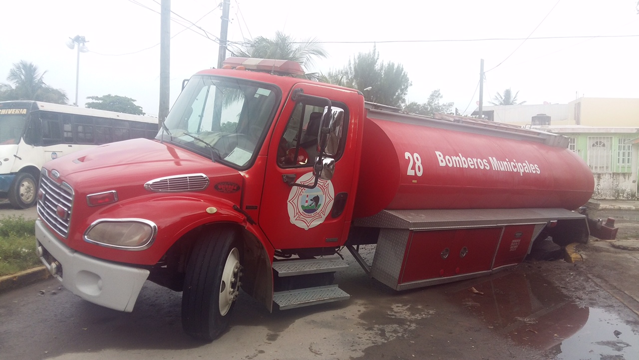 Cae pipa de Bomberos en un nuevo hundimiento de Veracruz