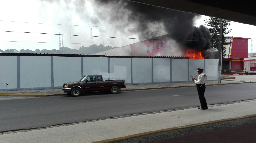 Se incendia bodega de Telmex en Coatzacoalcos