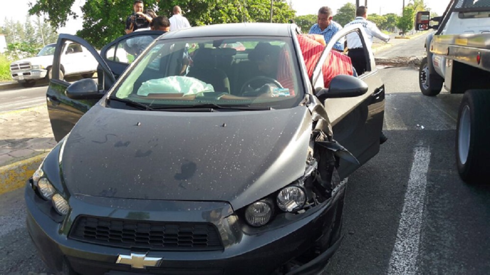 Accidente vehicular genera embotellamiento sobre avenida Miguel Alemán de Veracruz