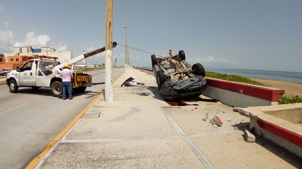 Vuelca camioneta en malecón de Coatzacoalcos