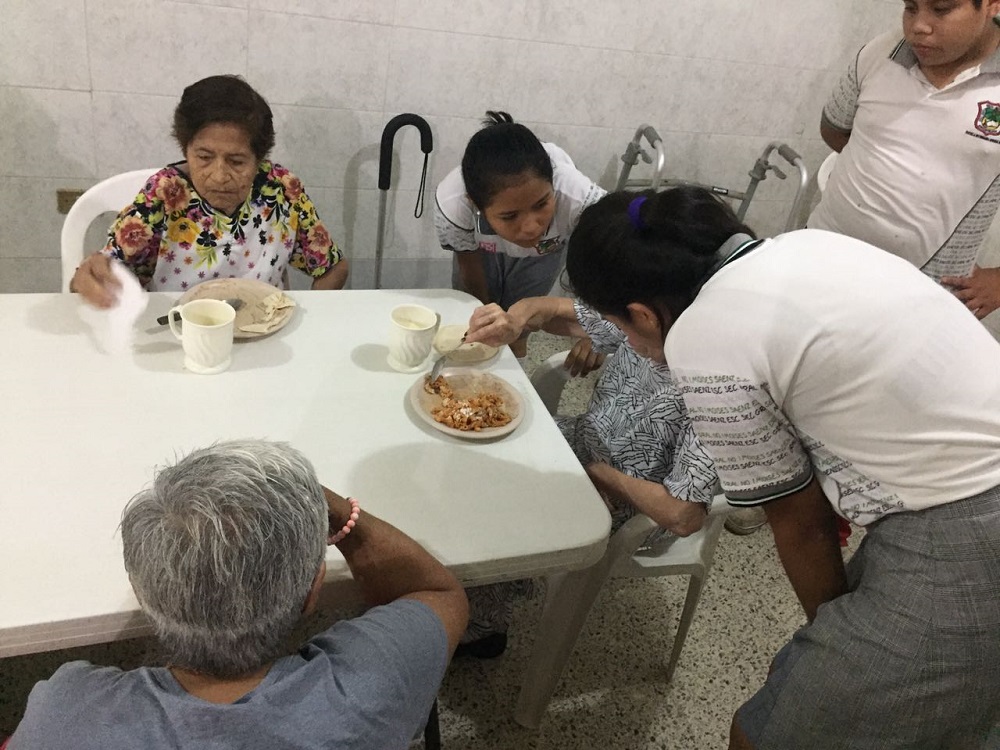 Estudiantes entregan despensas al asilo el Perpetuo Socorro de Coatzacoalcos