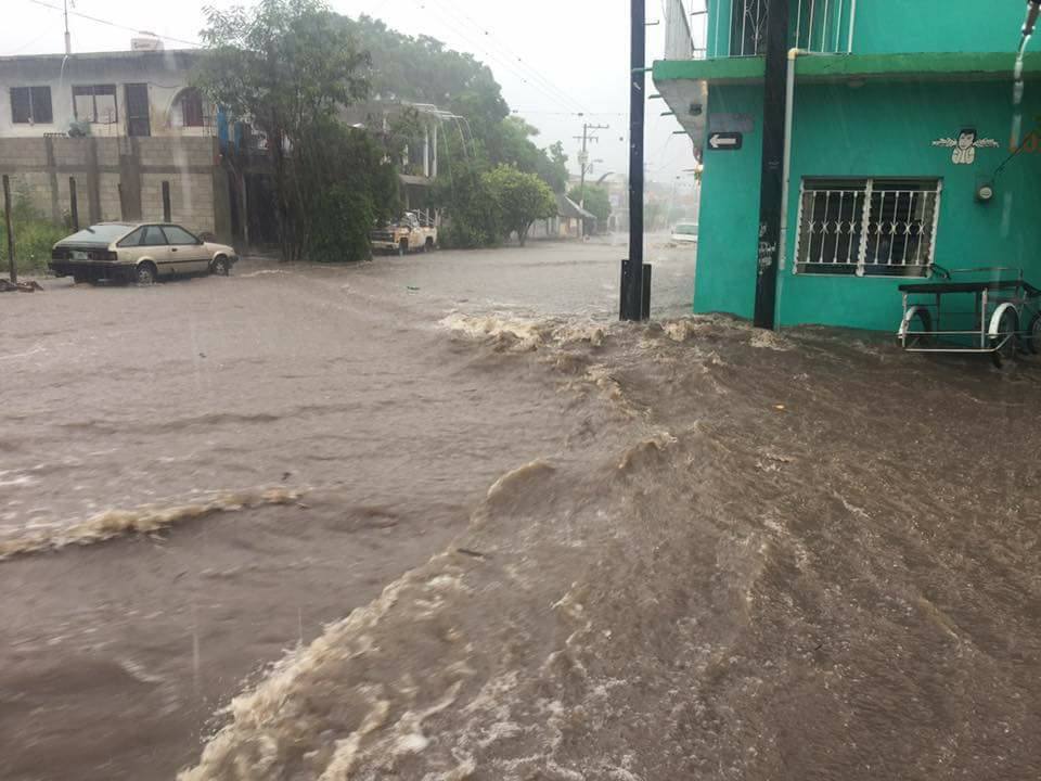 Siete familias evacuadas y una persona con paro respiratorio, saldo de inundación en Actopan y Úrsulo Galván
