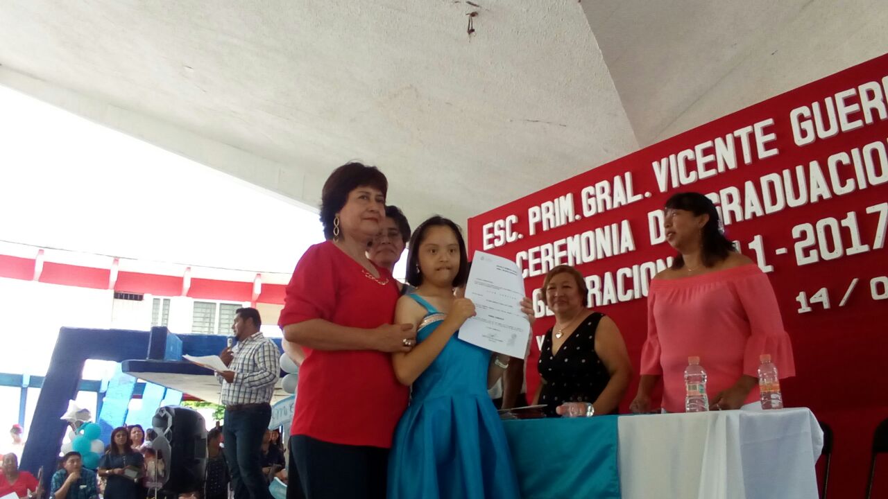 Gradúa escuela a niños con capacidades diferentes
