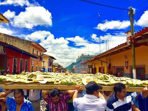 Xiqueños ofrendaron arco floral a su santa patrona María Magdalena