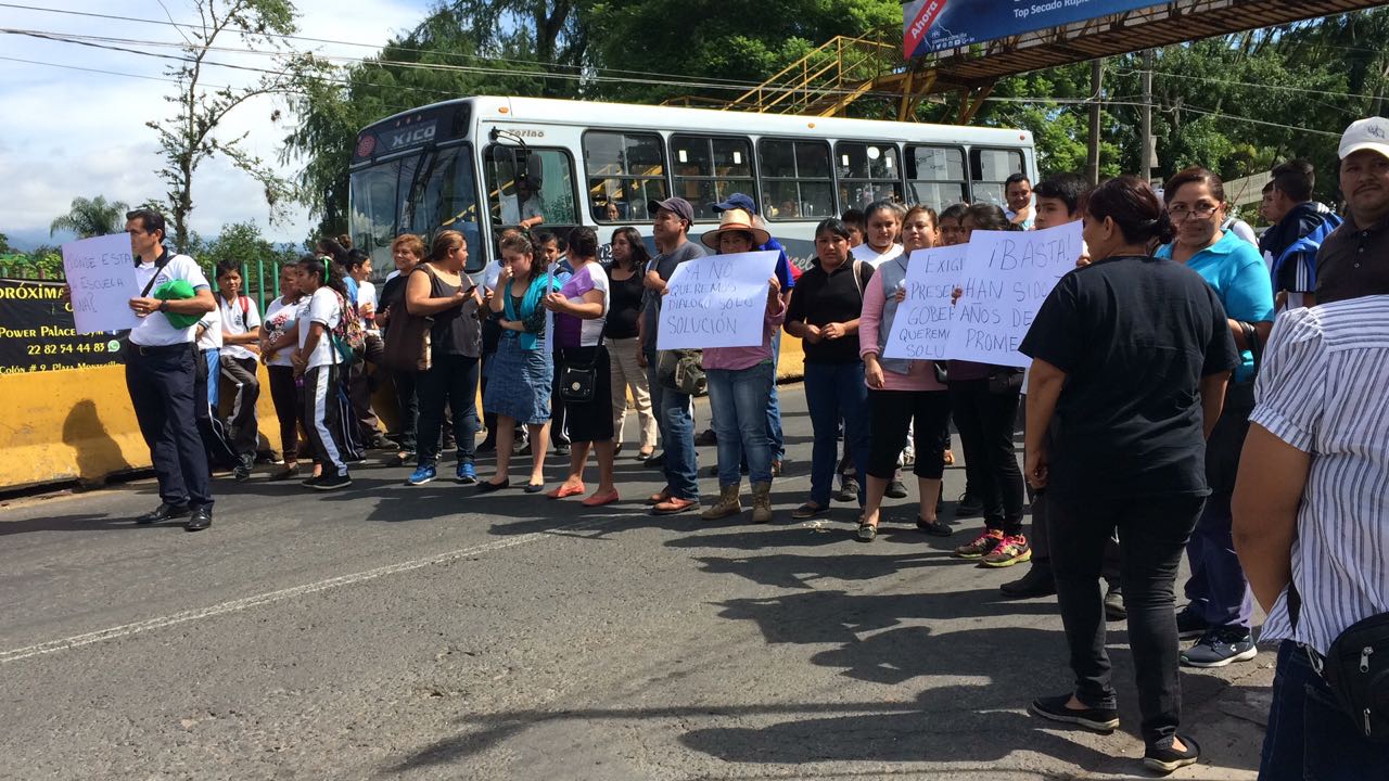 Padres de familia bloquean carretera en Coatepec; exigen instalaciones seguras para la Telesecundaria «Niños Héroes»