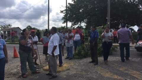 Vecinos bloquean carretera Canticas; piden que ITESCO no obstruya vialidad