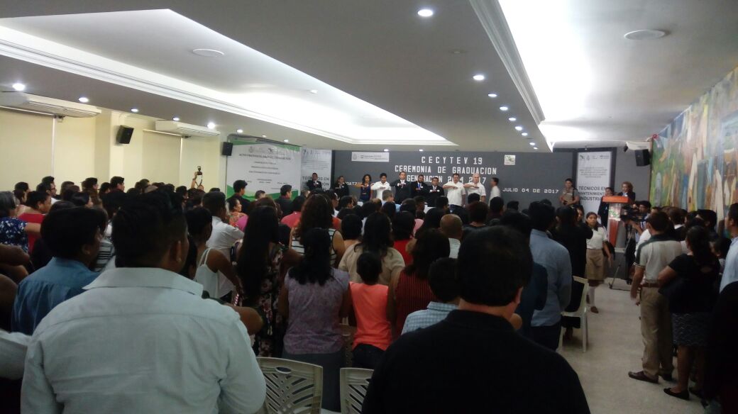 Se gradúan alumnos del CECYTEV 19 en Coatzacoalcos