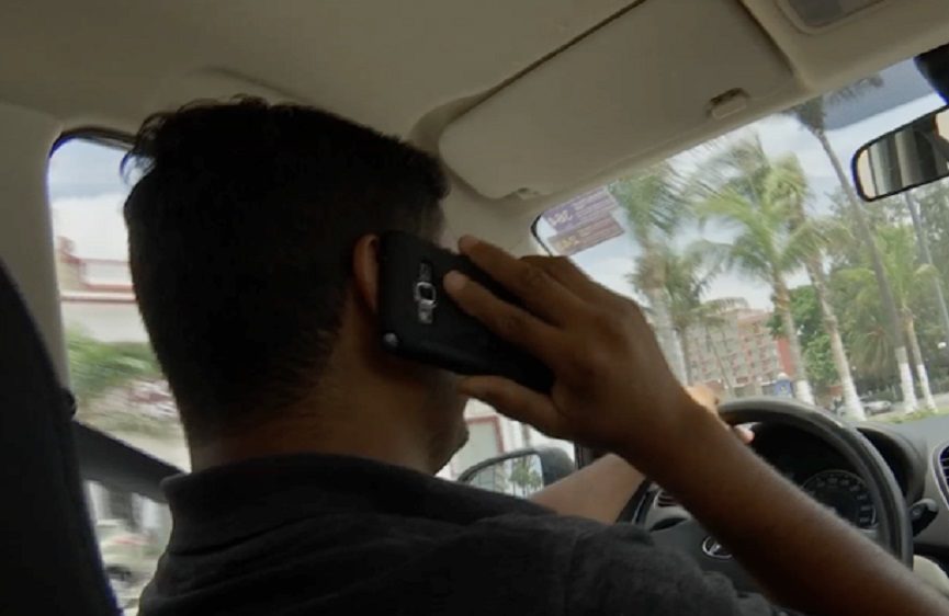 Teléfono móvil, detonante para que se registren accidentes: Tránsito de Veracruz puerto