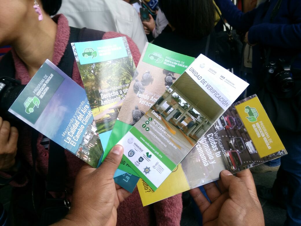 Realizan campaña de concientización para que automovilistas de Xalapa verifiquen sus autos