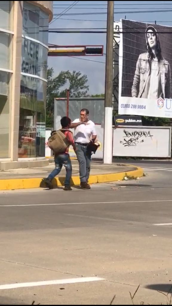 Denuncian en redes violencia del director de Comercio de Coatzacoalcos contra menor que vendía en crucero