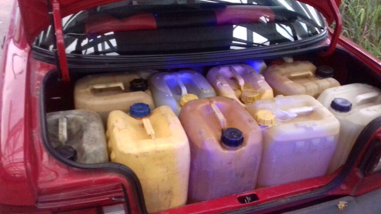 Detienen taxi que transportaban garrafas de combustible en Villa Allende