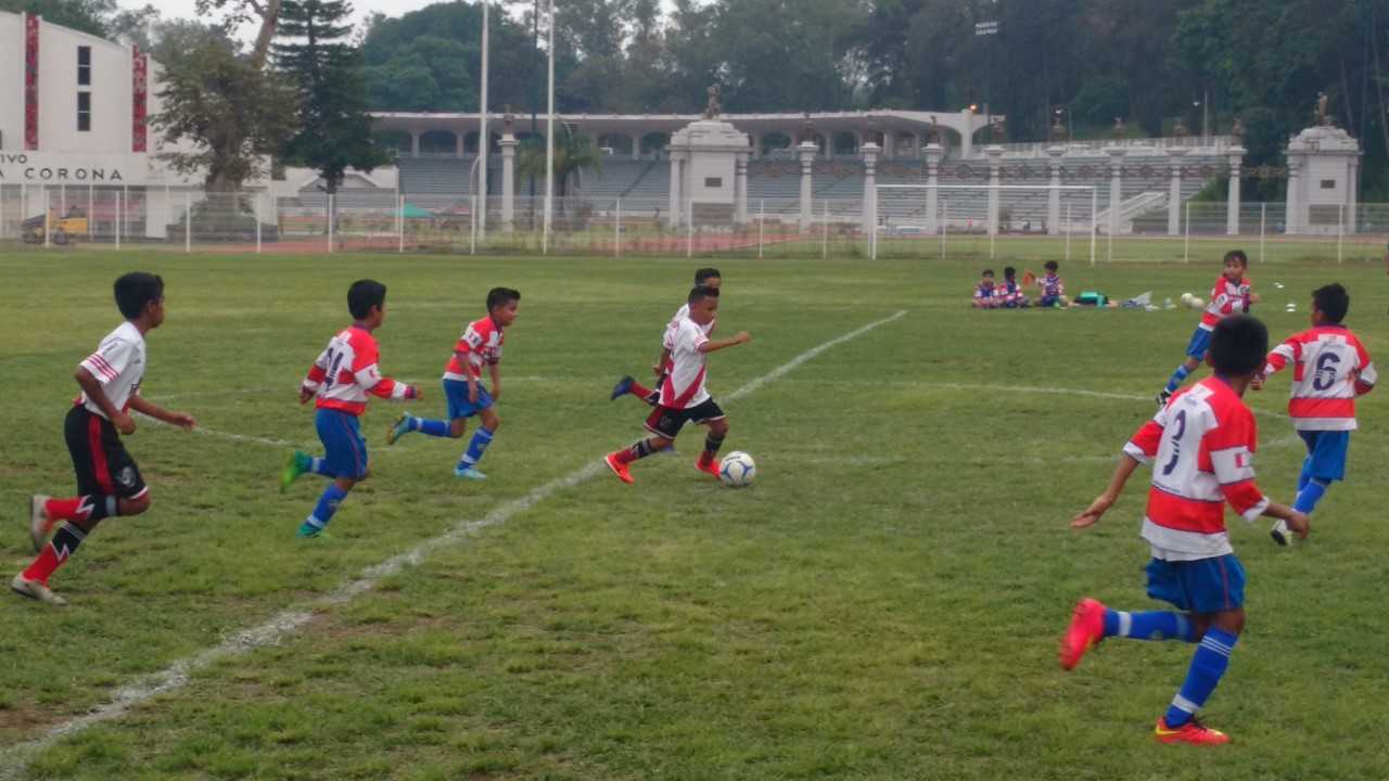 Delfines de Xalapa campeones en liga escolar de futbol