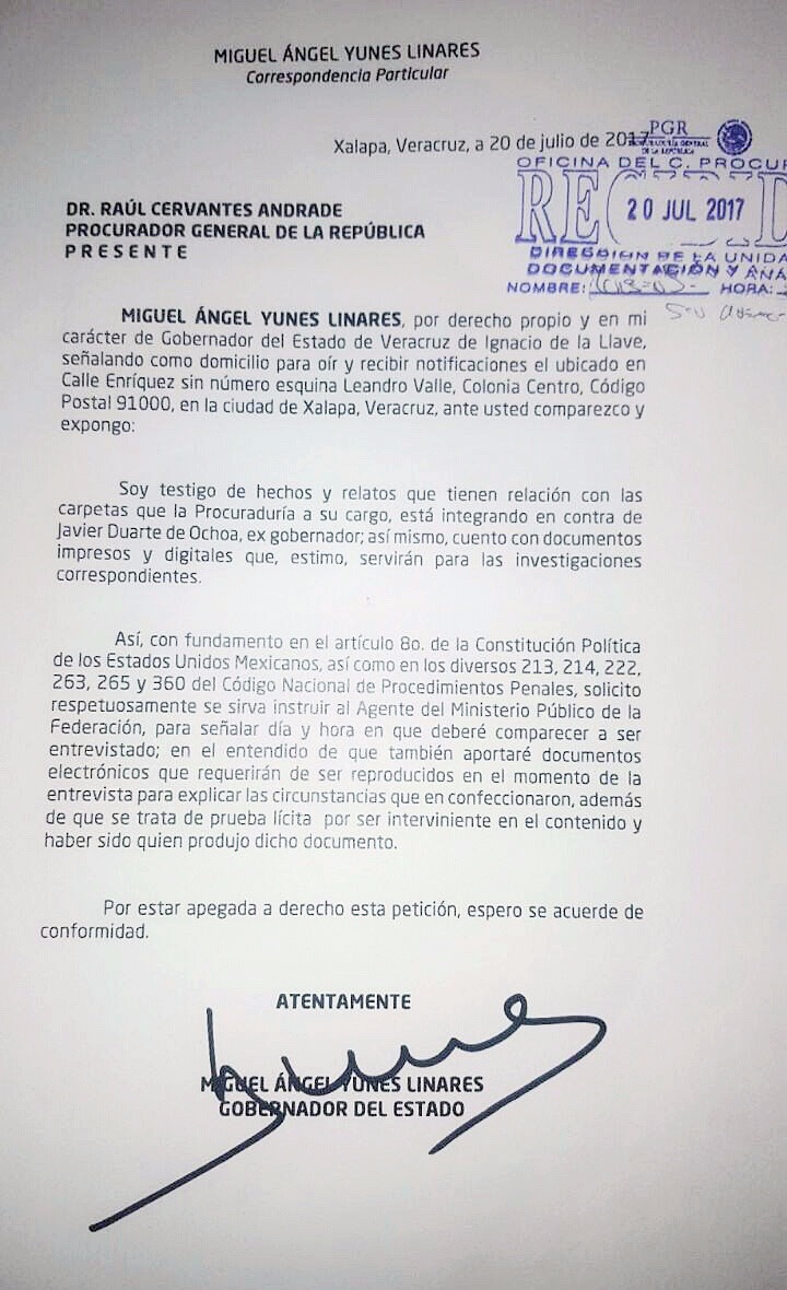 Muestra el gobernador Yunes documento en el que solicitó a la PGR que lo llame a declarar como testigo en el caso Duarte