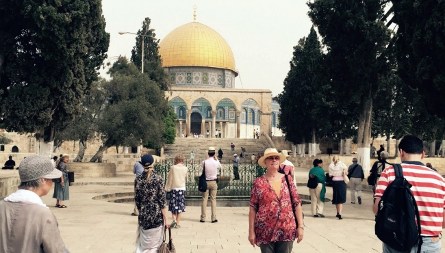 Palestinos vuelven a rezar en mezquita sagrada en Jerusalén