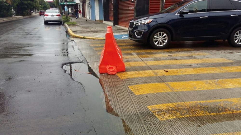 Fuga de agua potable y baches desatendidos en el fraccionamiento Virginia de Boca del Río