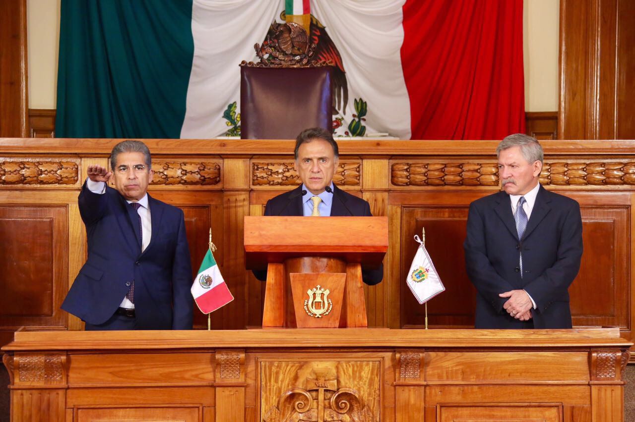 El gobernador Yunes toma protesta a Guillermo Moreno Chazzarini como secretario de Finanzas y a Ramón Tomás Alfonso Figuerola Piñera como Contralor General del Estado