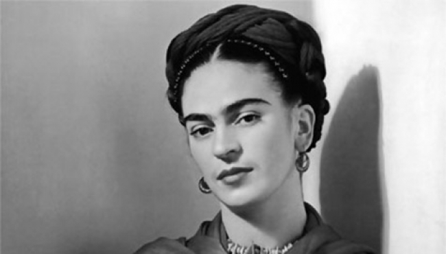 Museo recuerda con flores y música a la pintora mexicana Frida Kahlo