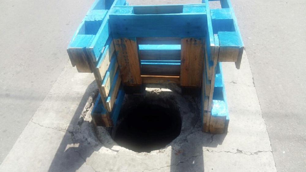 Exigen a Grupo MAS que repare registro de agua sin tapa