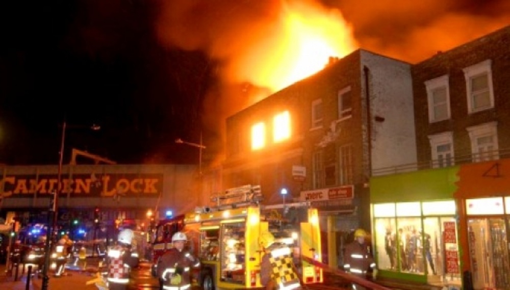 Incendio arrasa popular centro comercial en Londres