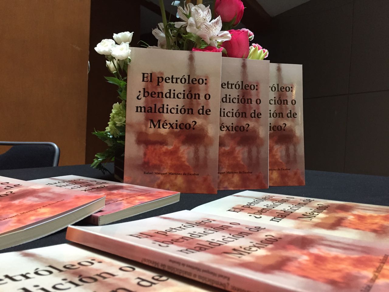 Rafael Marquet presentó su libro El petróleo: ¿bendición o maldición de México?